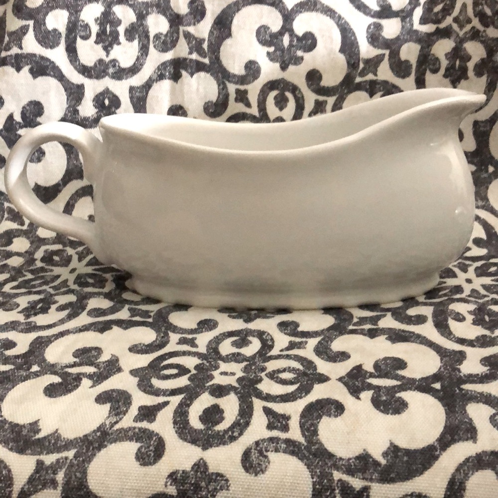Porcelain gravy boat 20 oz